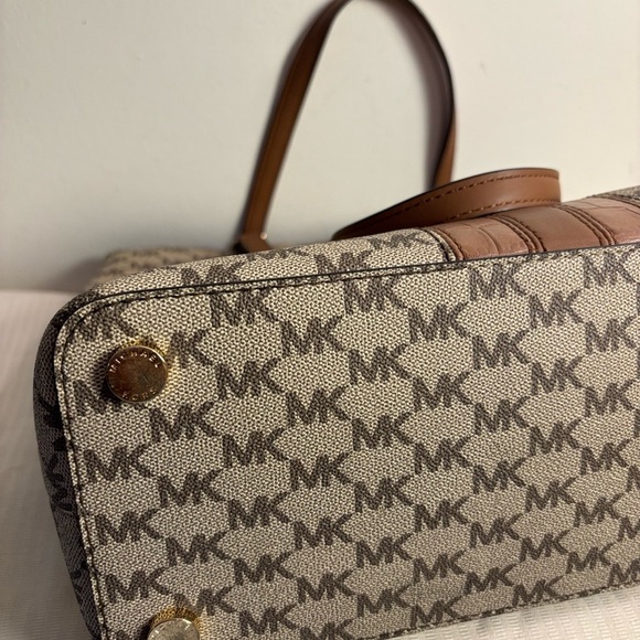 Michael Kors Center Stripe Morgan MD Tote - Picture 12 of 12